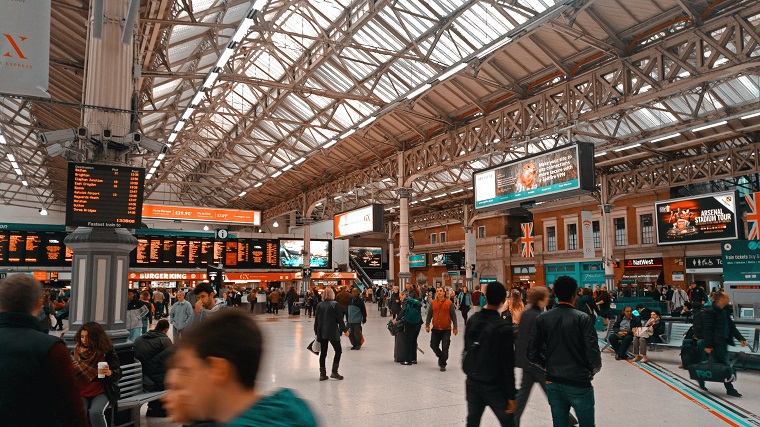 Tracking and managing traffic flows in airports and railway stations